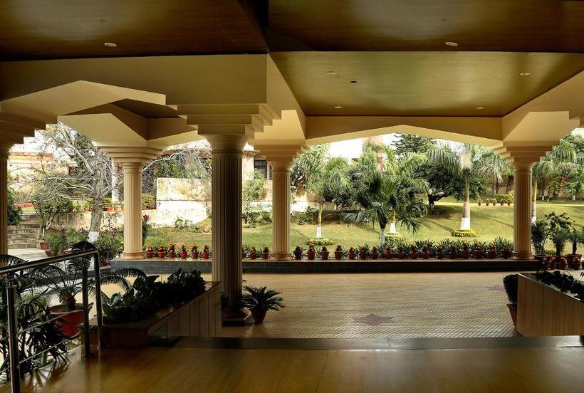 Hotel The Atrium On The Greens 2