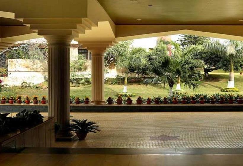 Hotel The Atrium On The Greens 9