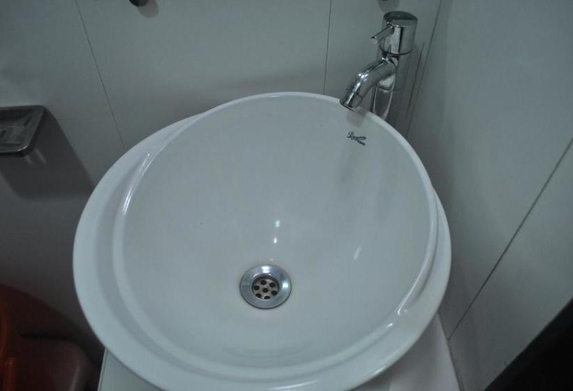 Hotel Indiana Inn 10