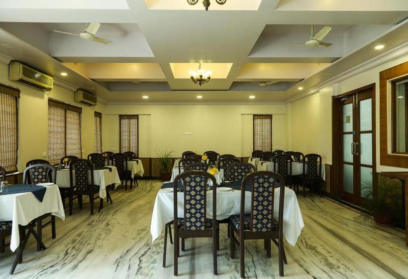 Hotel The Majestic Manor 12