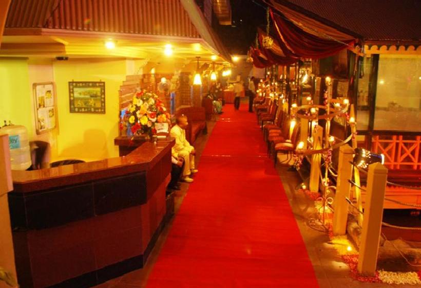 Hotel Highway View 13