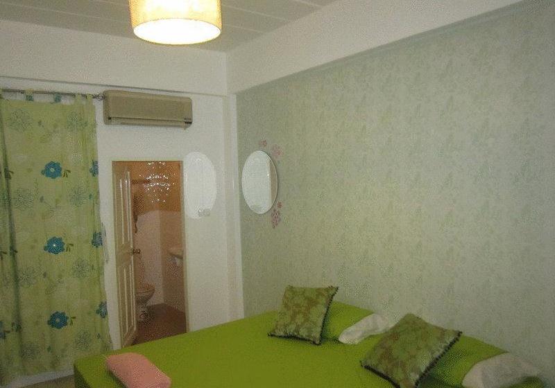 Hostel Na Na Chart Phuket 2