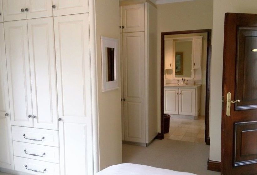 Pensão Ibis House 11