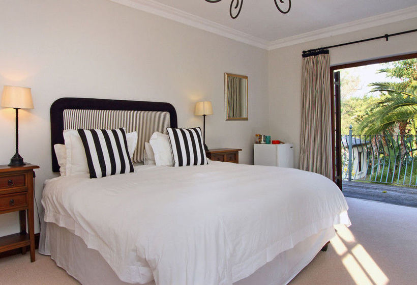 Pensão Ibis House 12