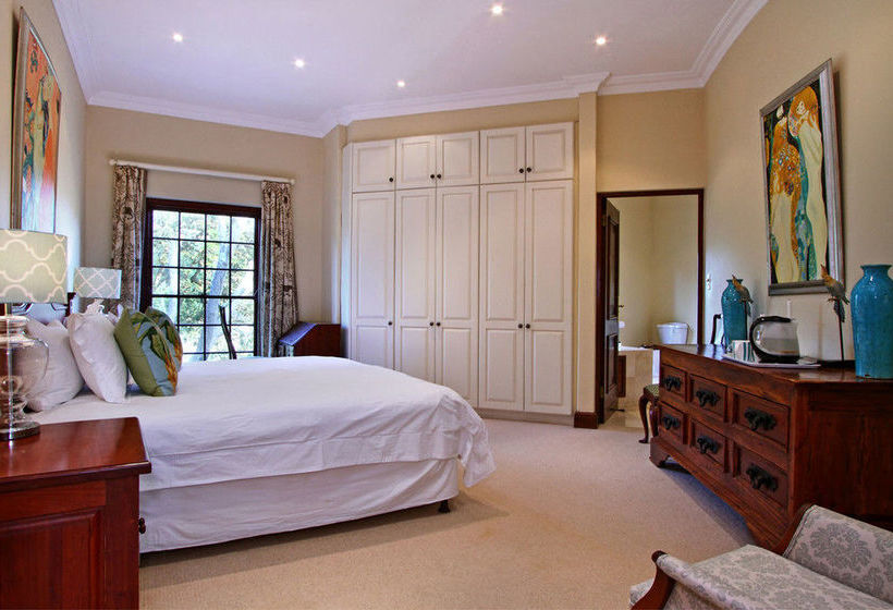 Pensão Ibis House 14