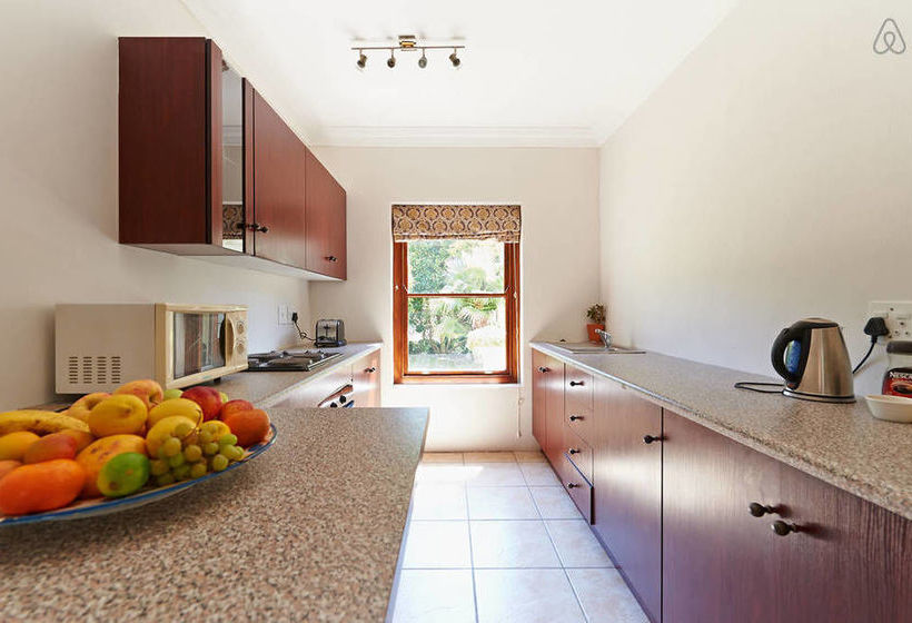 Pensão Ibis House 16