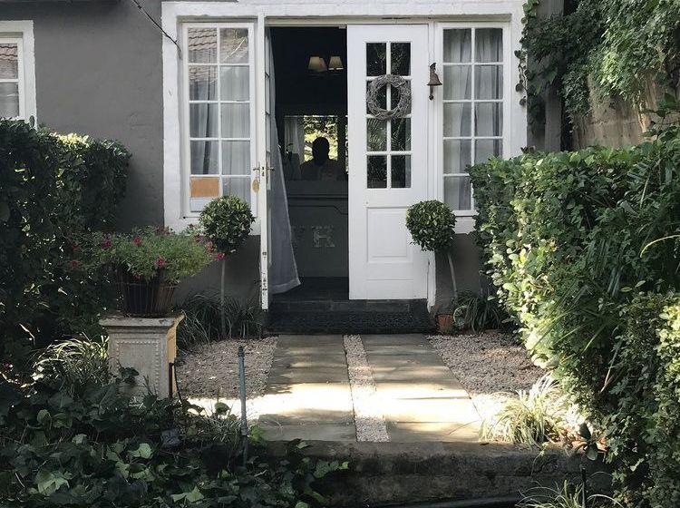 Bed and Breakfast Waterhouse Guest Lodge In Muckleneu 4