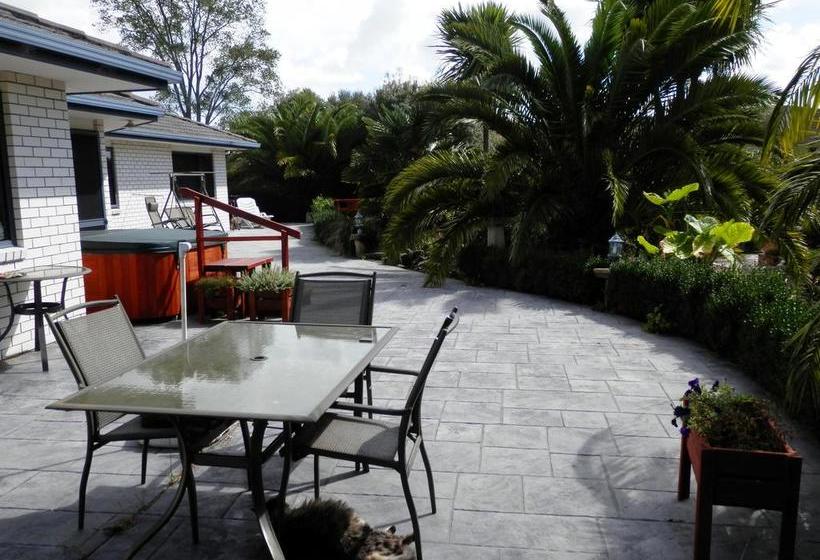 Dhomestay Bed And Breakfast 13