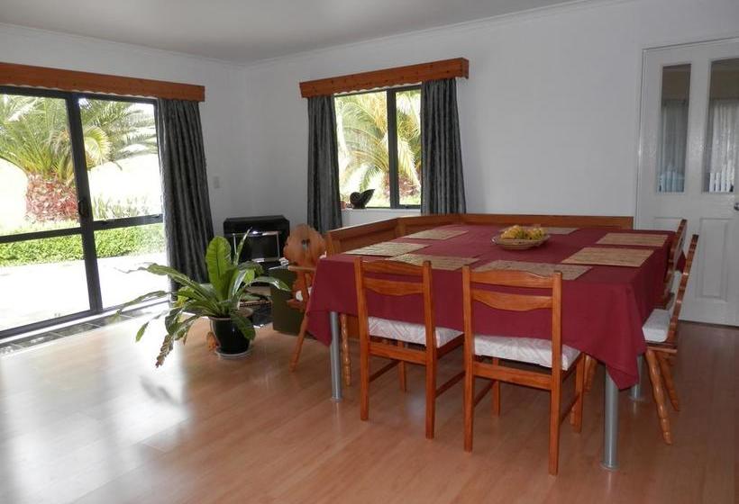 Dhomestay Bed And Breakfast 16