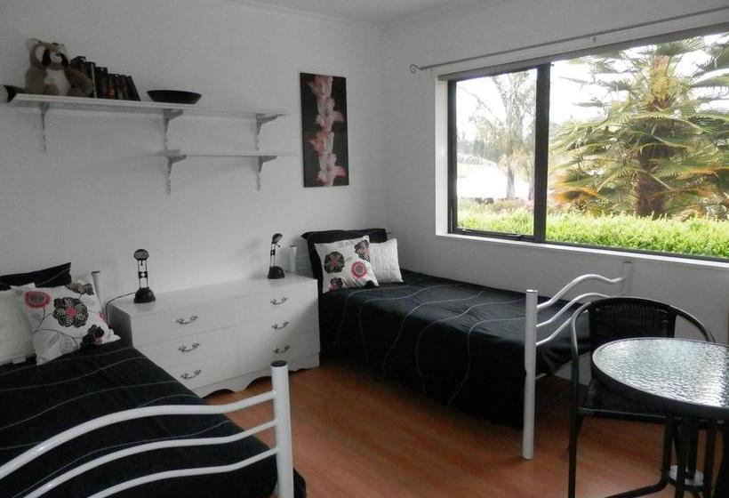 Dhomestay Bed And Breakfast 18