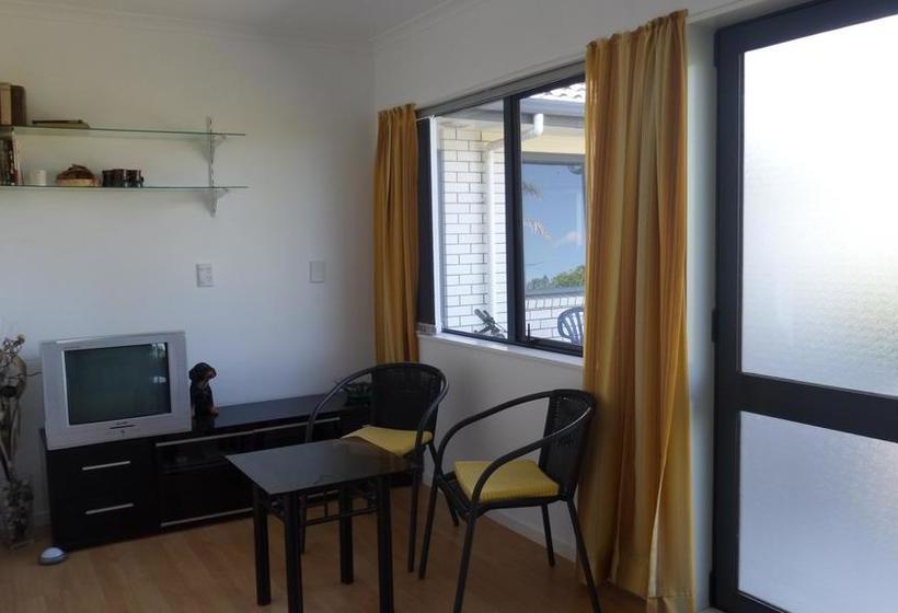 Dhomestay Bed And Breakfast 19