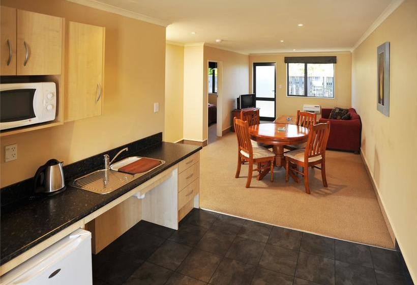 Woodbourne Tavern & Motel 1