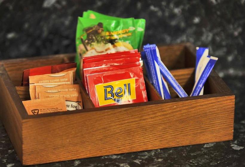 Woodbourne Tavern & Motel 7