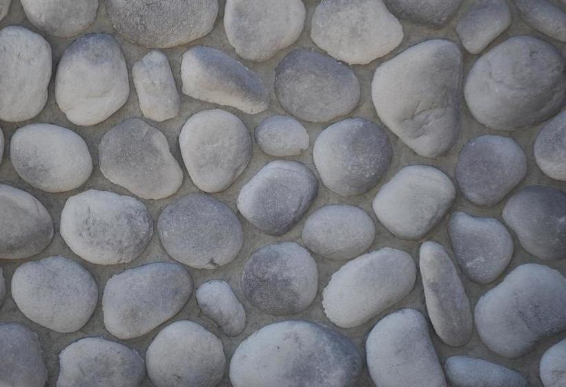 Woodbourne Tavern & Motel 8