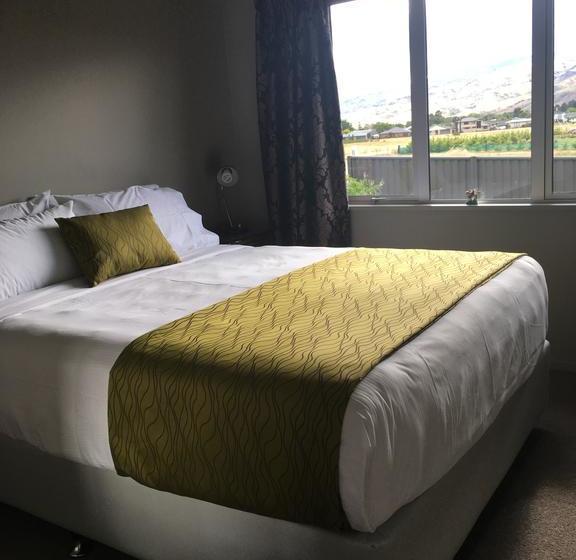 Cromwell Bed And Breakfast 16