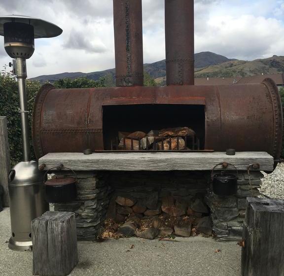 Cromwell Bed And Breakfast 19