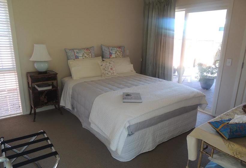 Bed and Breakfast Reads Ritz Turangi