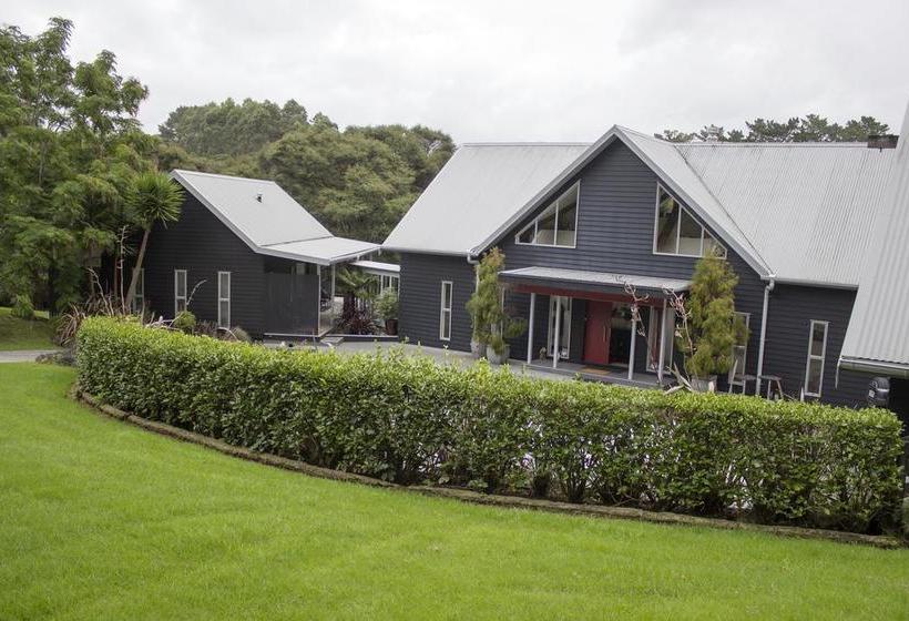 Bed and Breakfast River Retreat 10