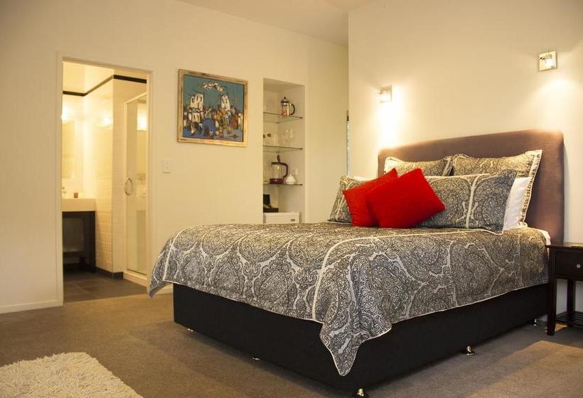 Bed and Breakfast River Retreat 17