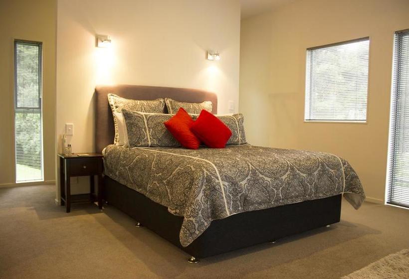 Bed and Breakfast River Retreat 20