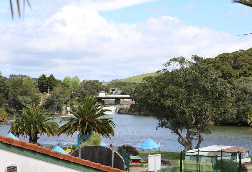 Haruru Falls Resort 1