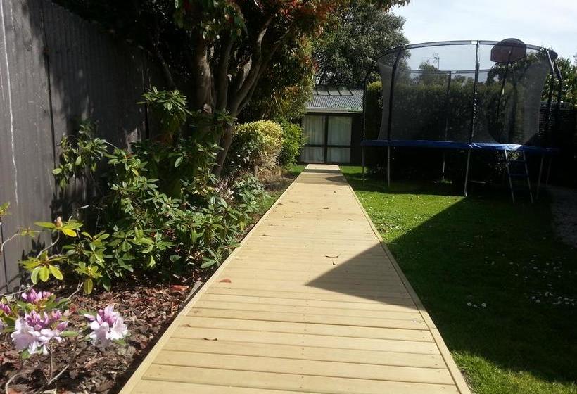 Bed and Breakfast World Of Two Stream Lodge 1