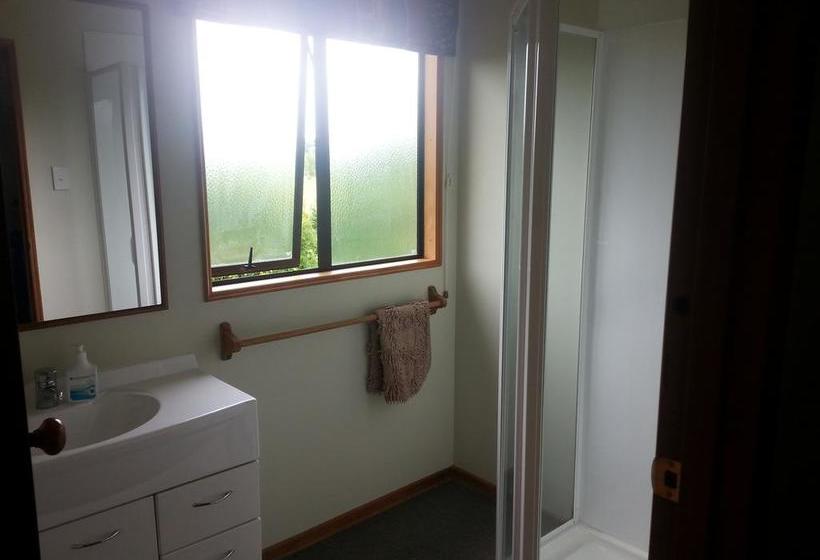 Beaconsfield B & B 10