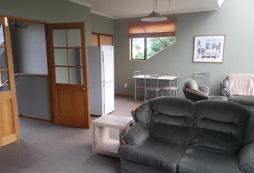 Beaconsfield B & B 16