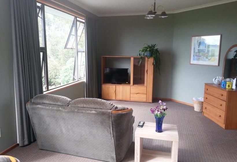 Beaconsfield B & B 17