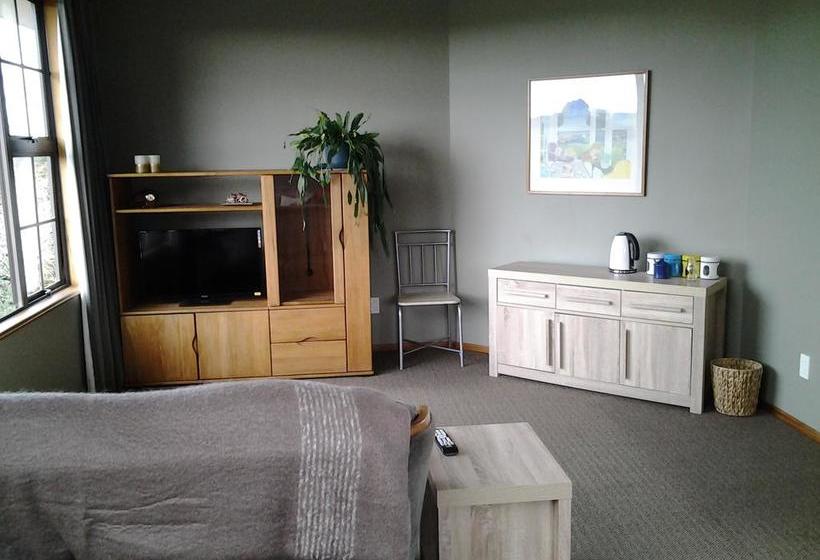 Beaconsfield B & B 5