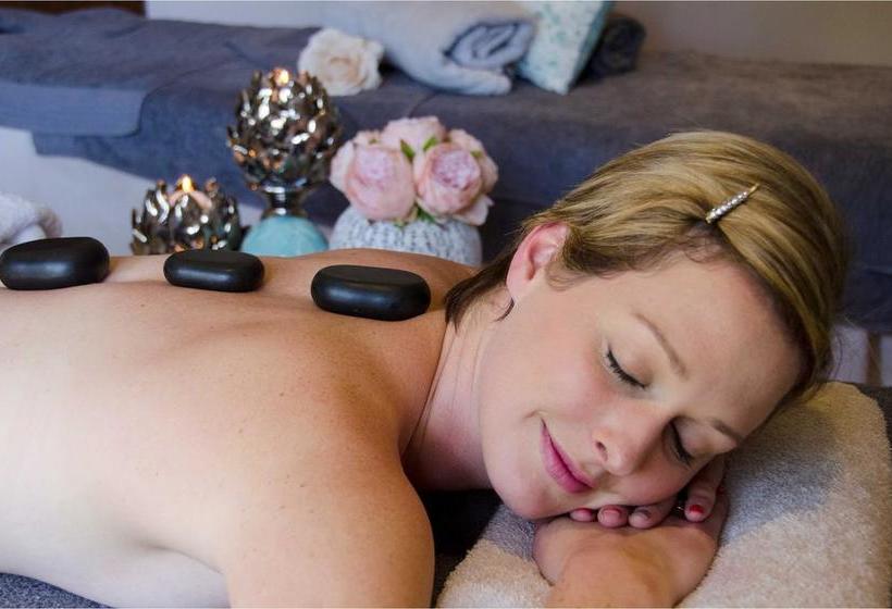 Hotel Three Oaks And An Aloe Boutique 9