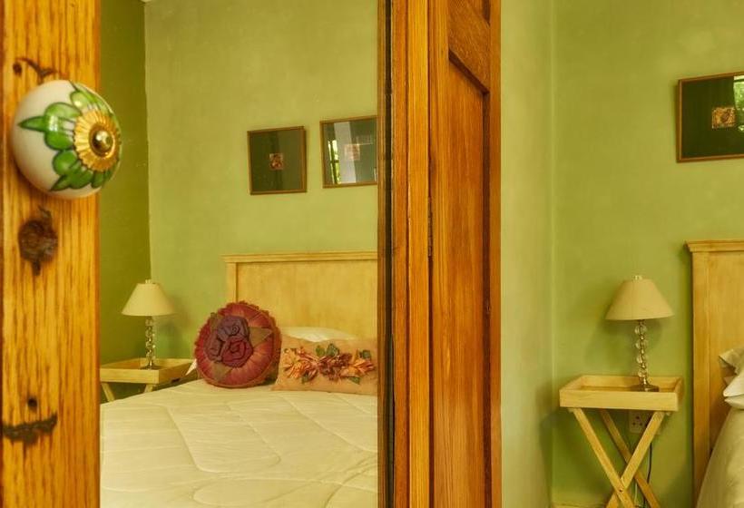 Bed and Breakfast Sir Henry S Guest House 14