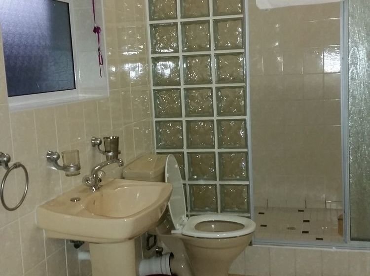 Pension (Hôtel basse catégorie) Lakeside Lodge 13