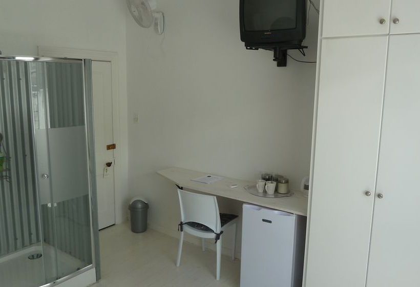 Pensão 20 On Dixton 7