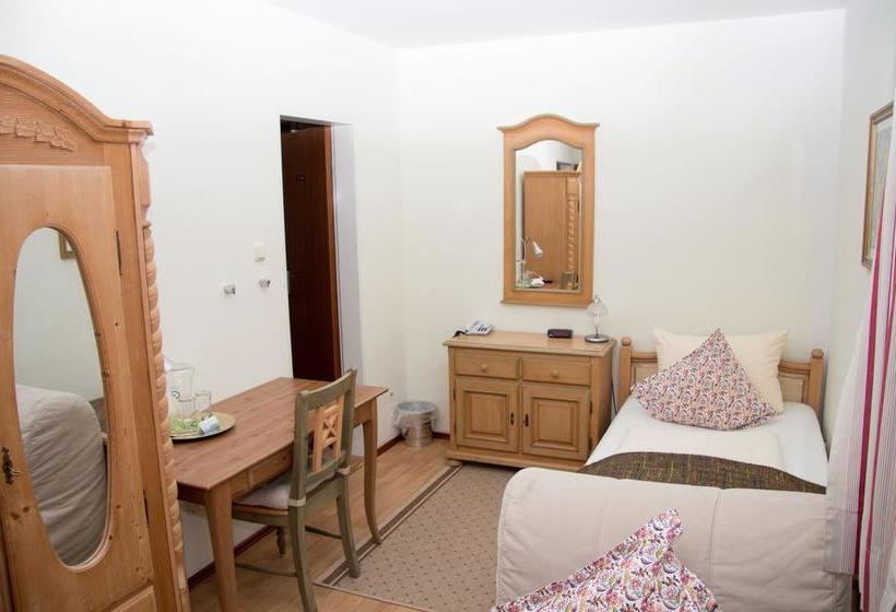 Hotel Gästehaus Guggenberger 16