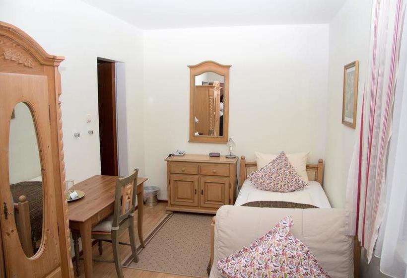 Hotel Gästehaus Guggenberger 18