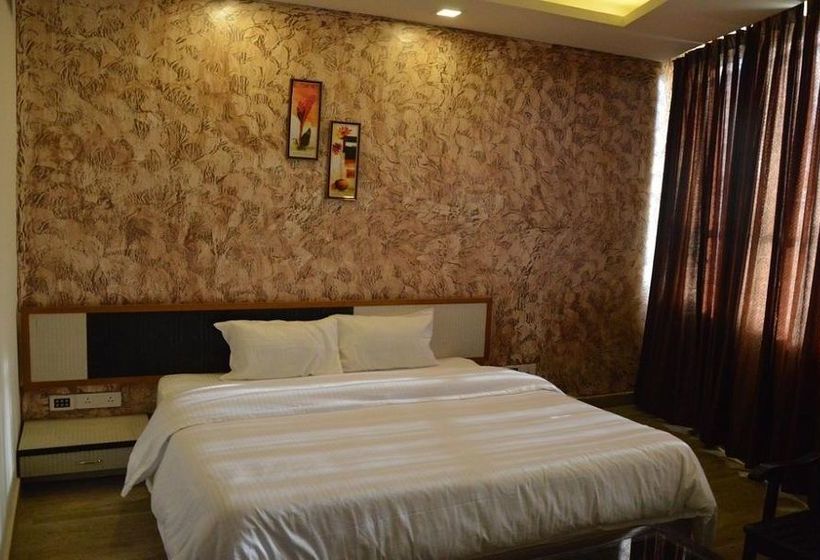 Hotel The Royal Paradise 8