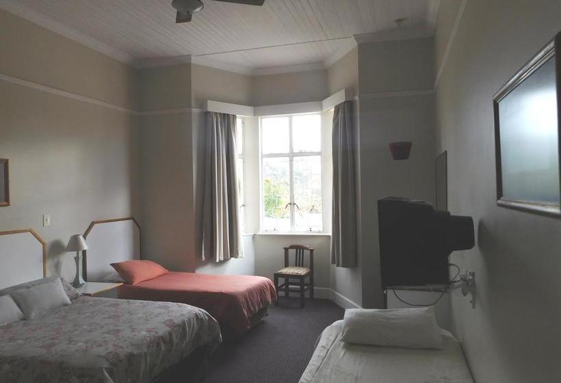 Bed and Breakfast 2 Oaks Guesthouse 1