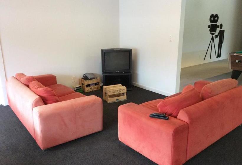 Hostel Adventure Inn Marahau 1