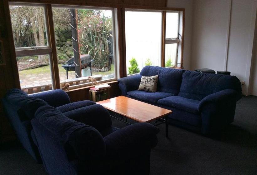 Hostel Adventure Inn Marahau 2