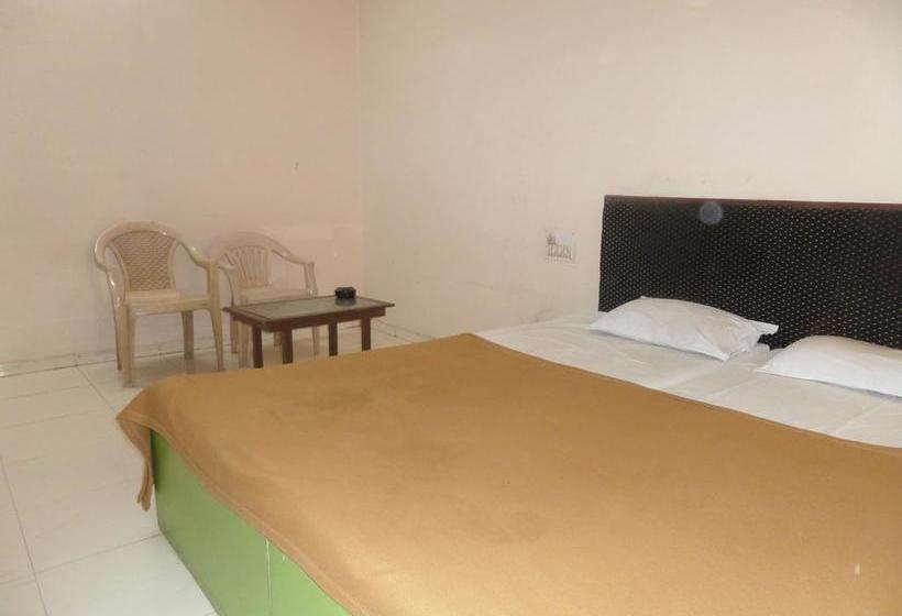 Hotel Vrindavan Lodge 10