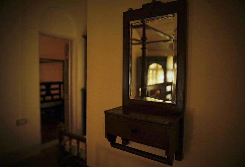 Bed and Breakfast Saffronstays Parsi Manor 11