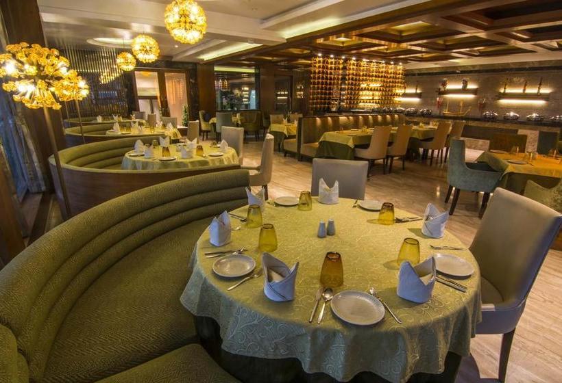 Hotel The India Benares 11