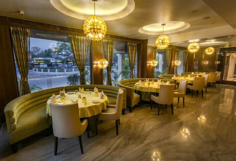 Hotel The India Benares 12