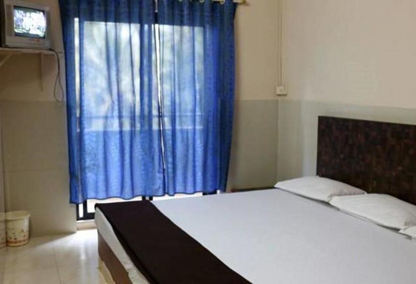 Hotel Travellers Inn 4