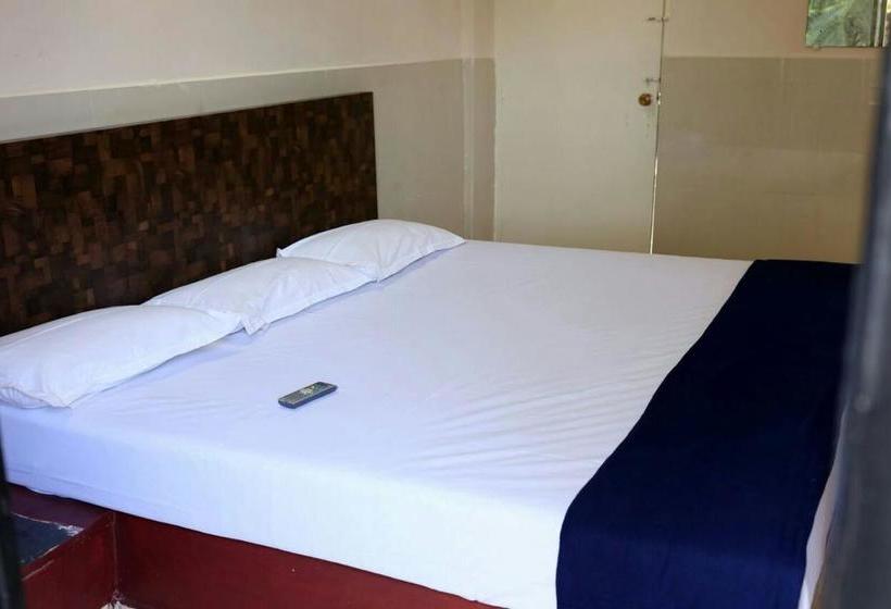 Hotel Travellers Inn 5