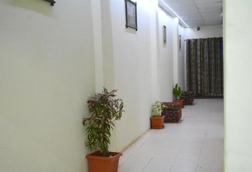 Bed and Breakfast Dhingra Residency 8