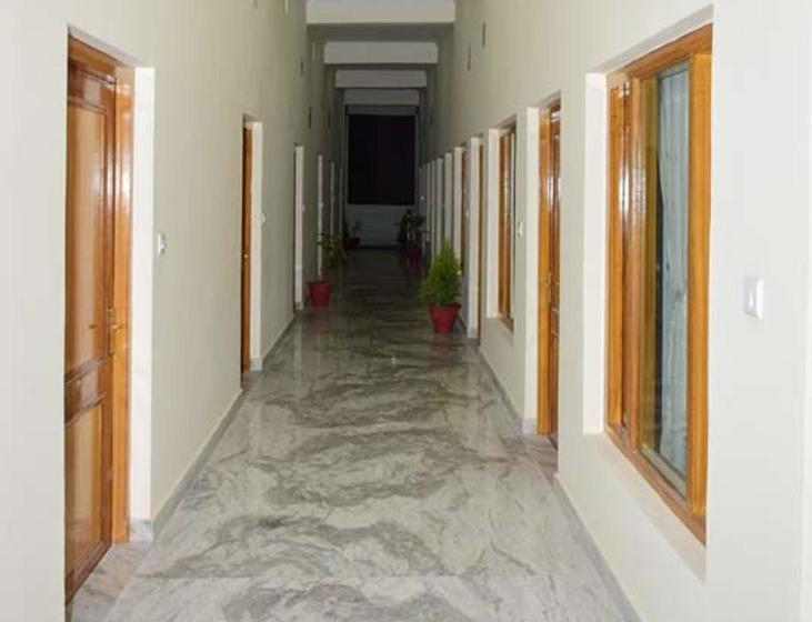 Hotel Jay Continental 13