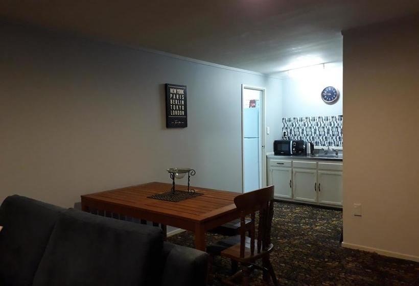 Bed and Breakfast Tiki Retreat 1