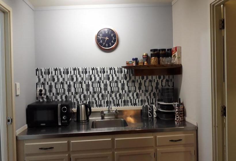 Bed and Breakfast Tiki Retreat 2